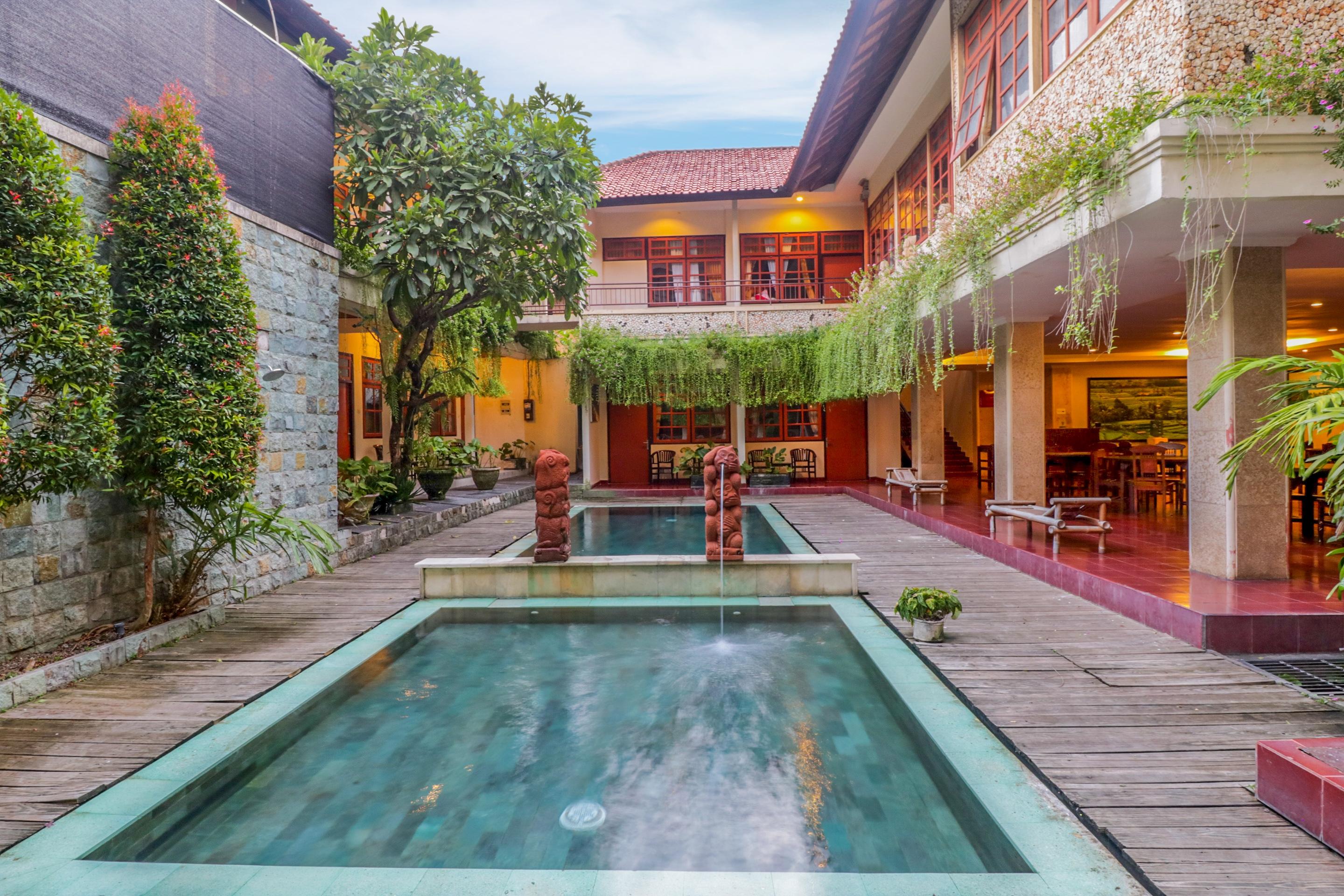 Catur Adi Putra Hotel Denpasar  Exterior photo