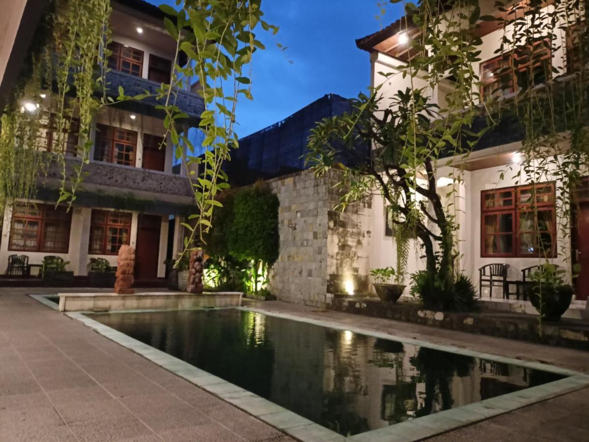 Catur Adi Putra Hotel Denpasar  Exterior photo